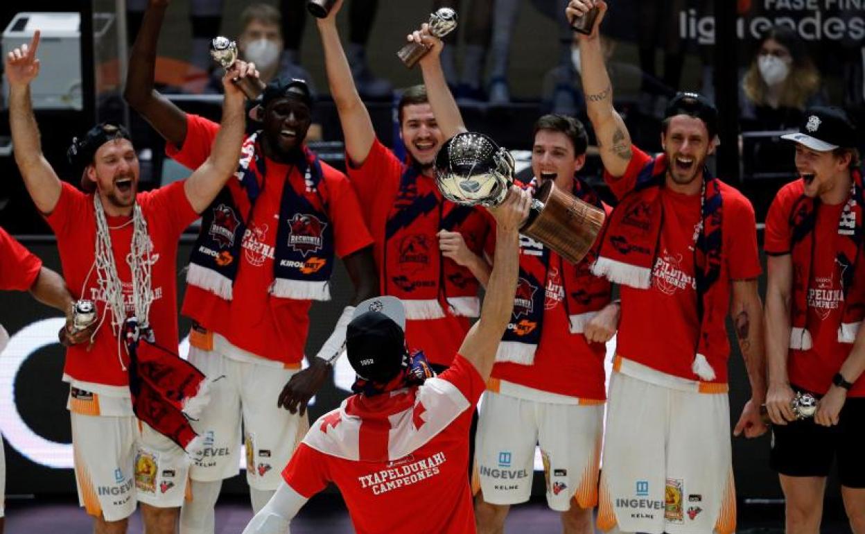 Los jugadores del Baskonia celebran el título ACB.