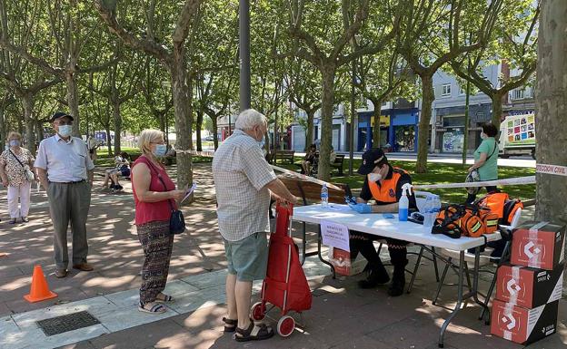 Decenas de mayores de 65 años acuden a por su mascarilla gratuita en Burgos