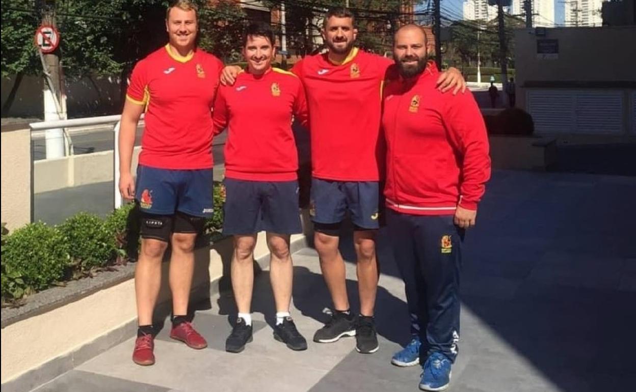 Len, a la izquierda en una de sus convocatorias con la selección del León XV, junto al médico Jacobo Salvat y sus compañeros del equipo Burgales Juan Guido, y Mattius Pisapia
