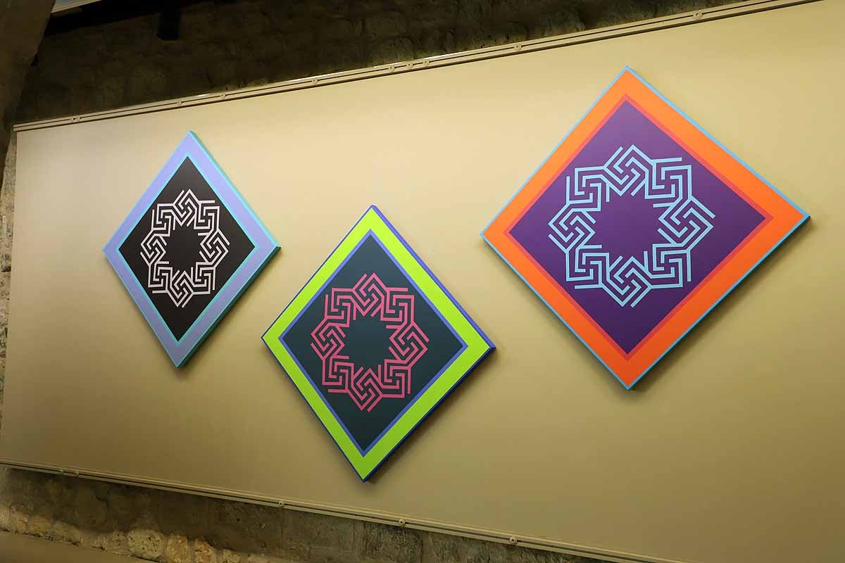 Fotos: Ornamentación, color y geometría que traspasan el lienzo