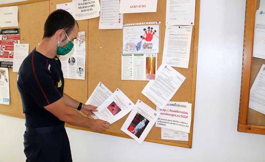 Los bomberos tienen bien a mano los protocolos y los manuales de uso de los EPI's.