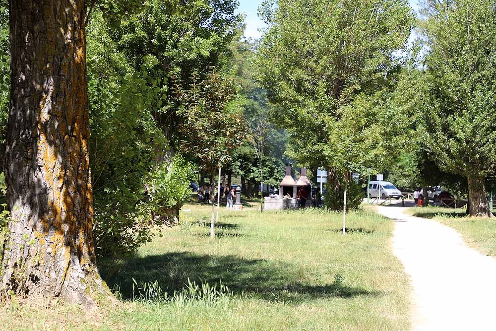 Fotos: Fuentes Blancas, como un domingo de verano cualquier el día del Burgalés Ausente