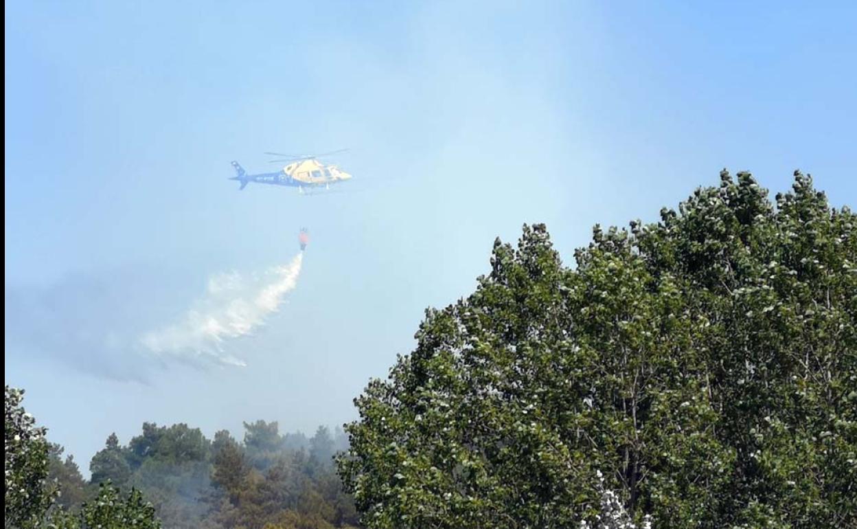 Imagen de archivo de un helicóptero antiincendios. 