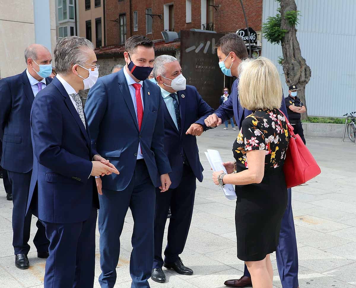 Fotos: Casado e Ibáñez acuden a Burgos al acto de entrega de medallas a los profesionales que han combatido la covid-19