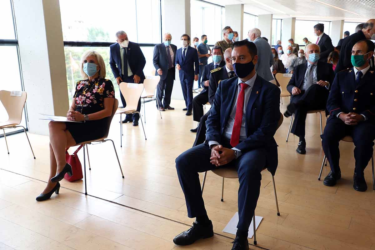 Fotos: Casado e Ibáñez acuden a Burgos al acto de entrega de medallas a los profesionales que han combatido la covid-19