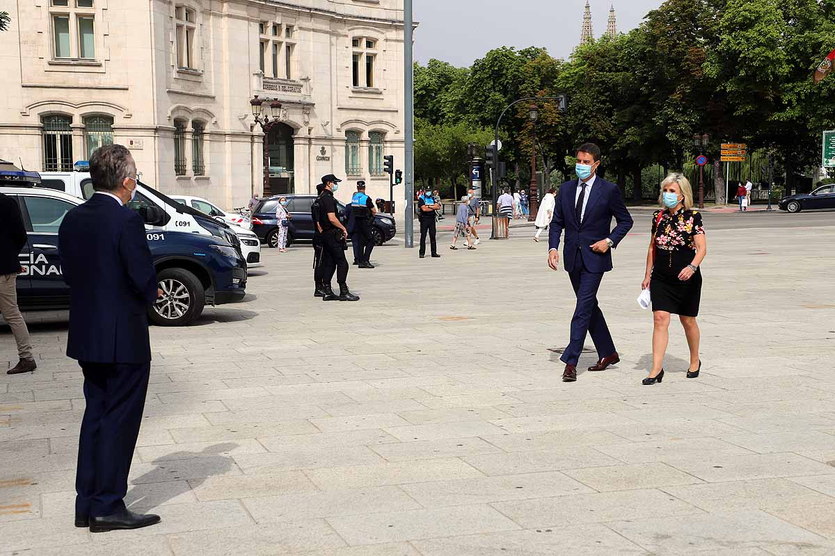 Fotos: Casado e Ibáñez acuden a Burgos al acto de entrega de medallas a los profesionales que han combatido la covid-19