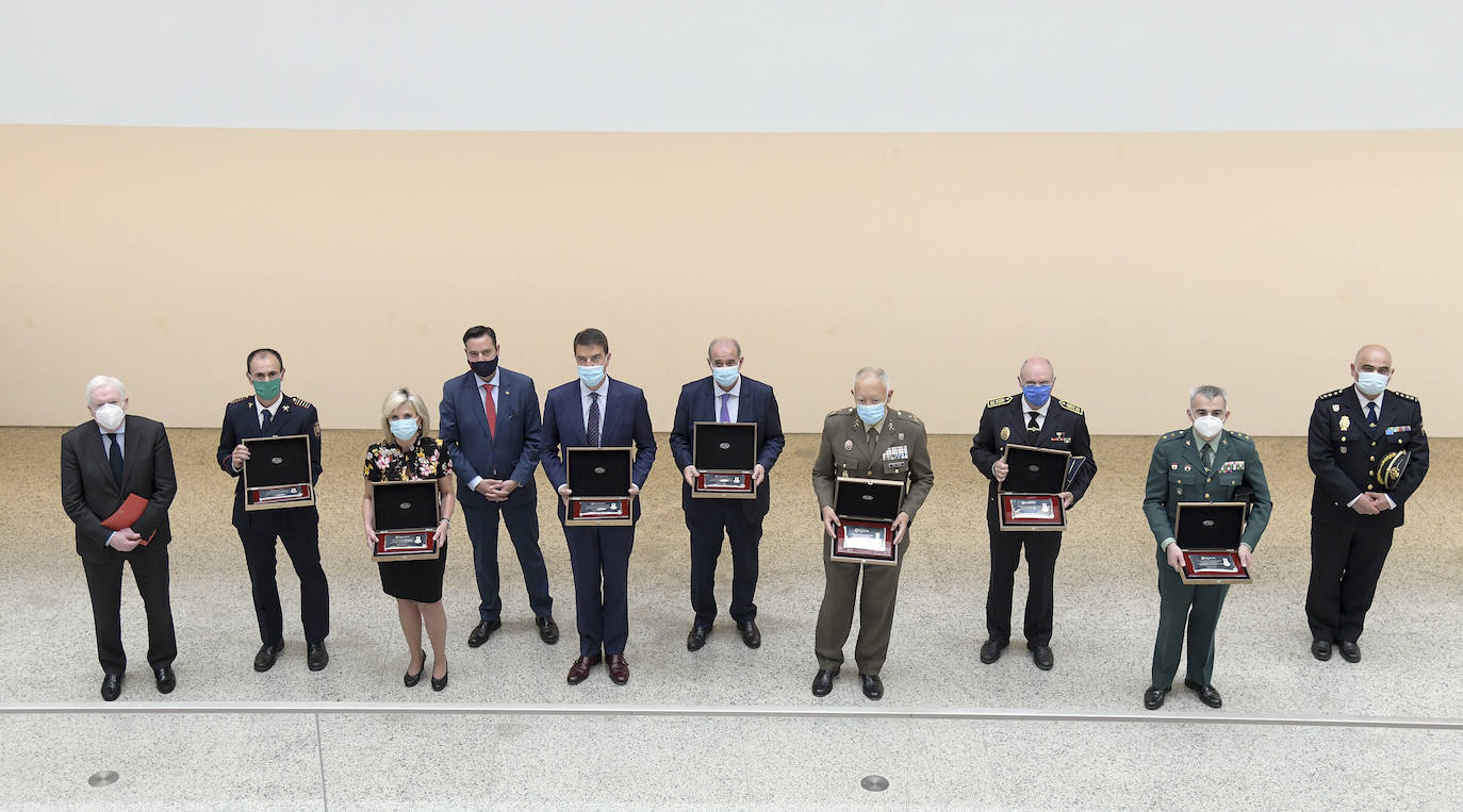 Fotos: Casado e Ibáñez acuden a Burgos al acto de entrega de medallas a los profesionales que han combatido la covid-19