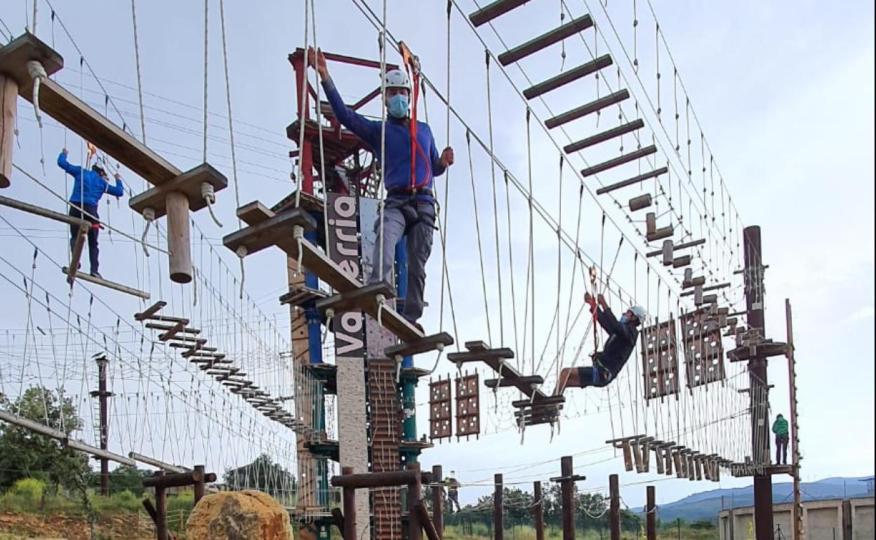 Desde hace un par de semanas ya se puede disfrutar de los diferentes circuitos de aventura en altura. 