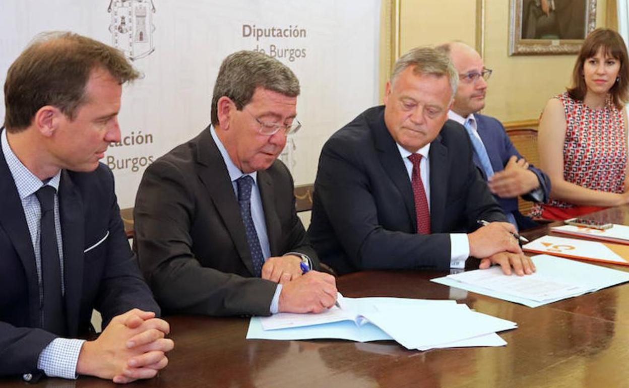 Rico firma, hace un año, el acuerdo programático o pacto de gobierno con Ciudadanos que le permitía seguir siendo presidente de la Diputación. 