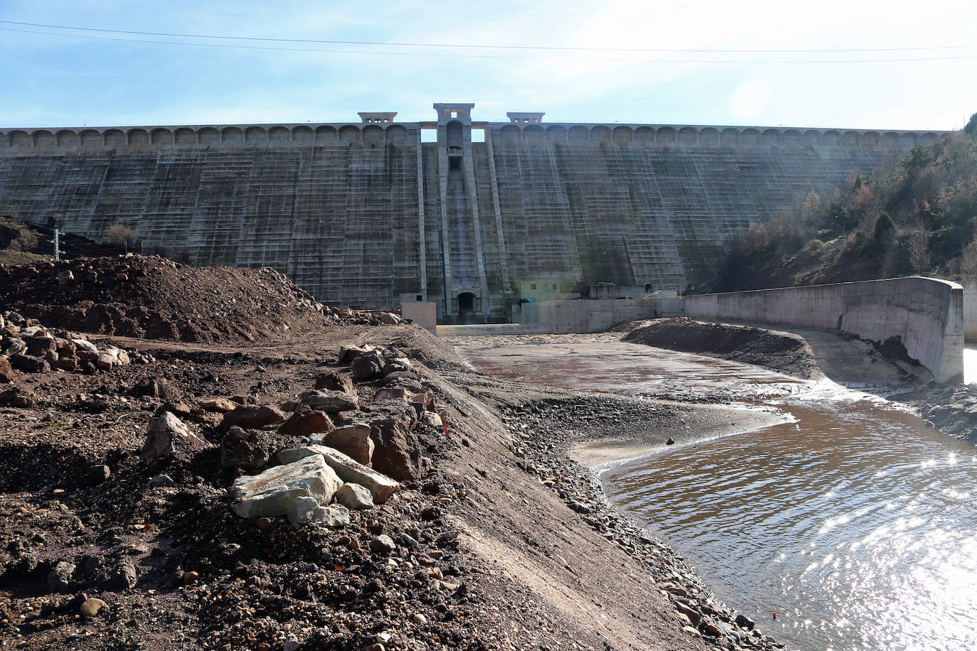 La presa de Castrovido acoge un simulacro de preparación ante una posible incidencia