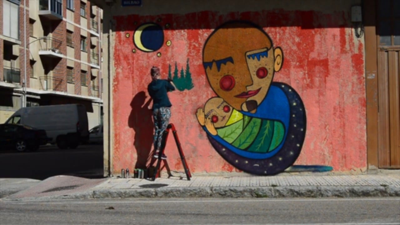 La artista Palaloma pinta su mural en Trespaderne.