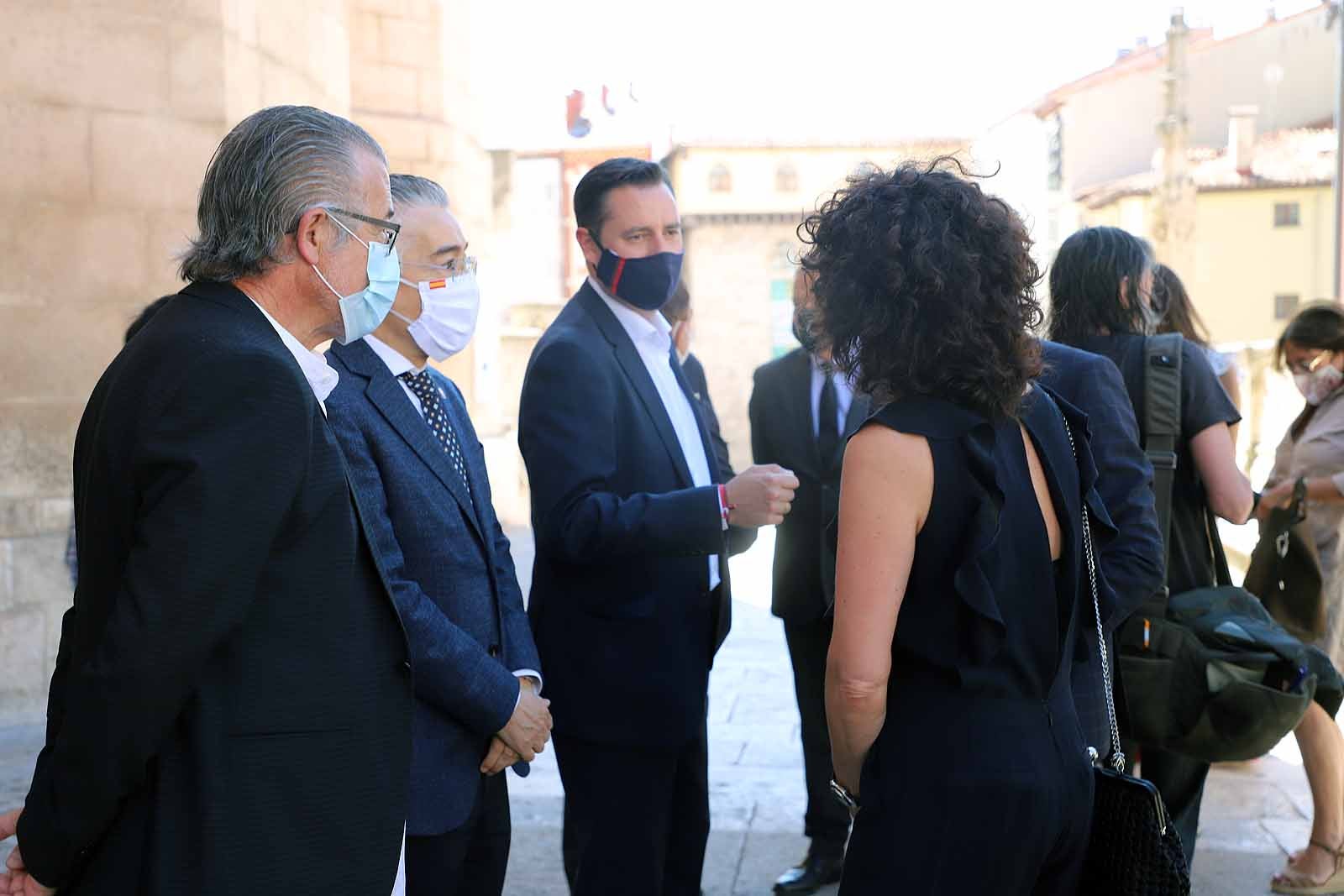 Fotos: Las Federaciones de Hostelería y Comercio homenajean a las víctimas de pandemia