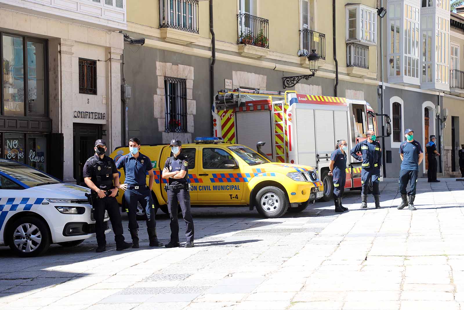 Fotos: Las Federaciones de Hostelería y Comercio homenajean a las víctimas de pandemia