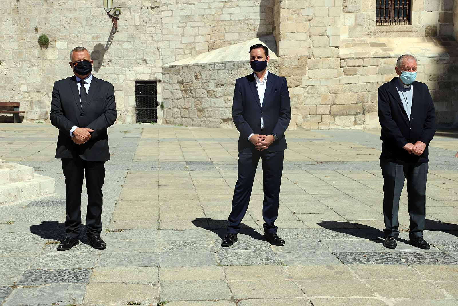 Fotos: Las Federaciones de Hostelería y Comercio homenajean a las víctimas de pandemia