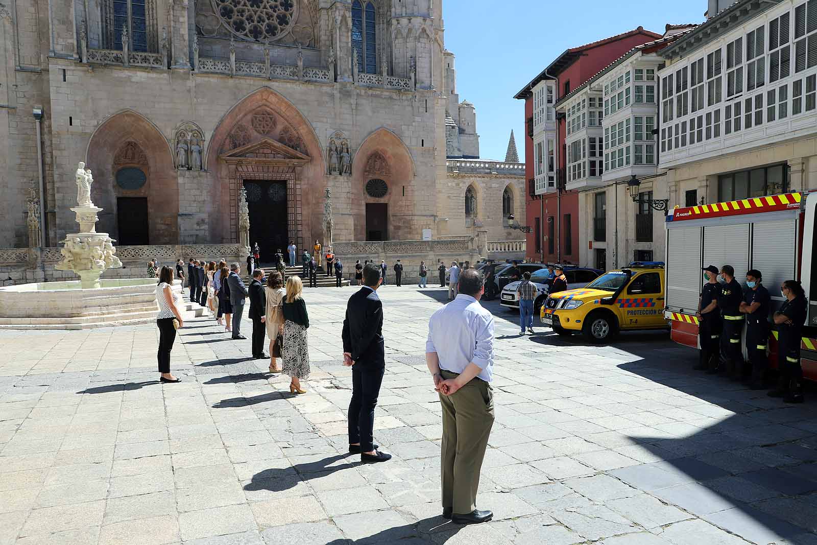 Fotos: Las Federaciones de Hostelería y Comercio homenajean a las víctimas de pandemia