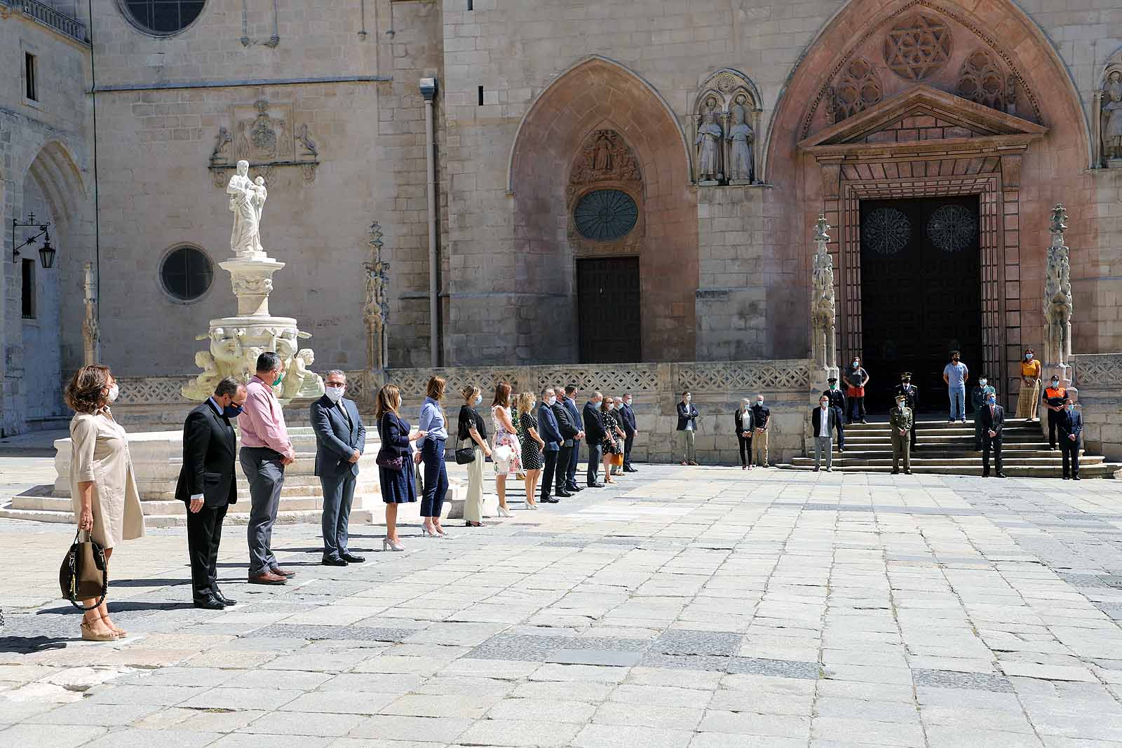 Fotos: Las Federaciones de Hostelería y Comercio homenajean a las víctimas de pandemia