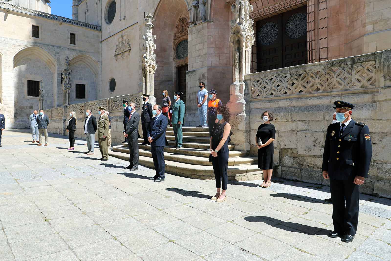 Fotos: Las Federaciones de Hostelería y Comercio homenajean a las víctimas de pandemia