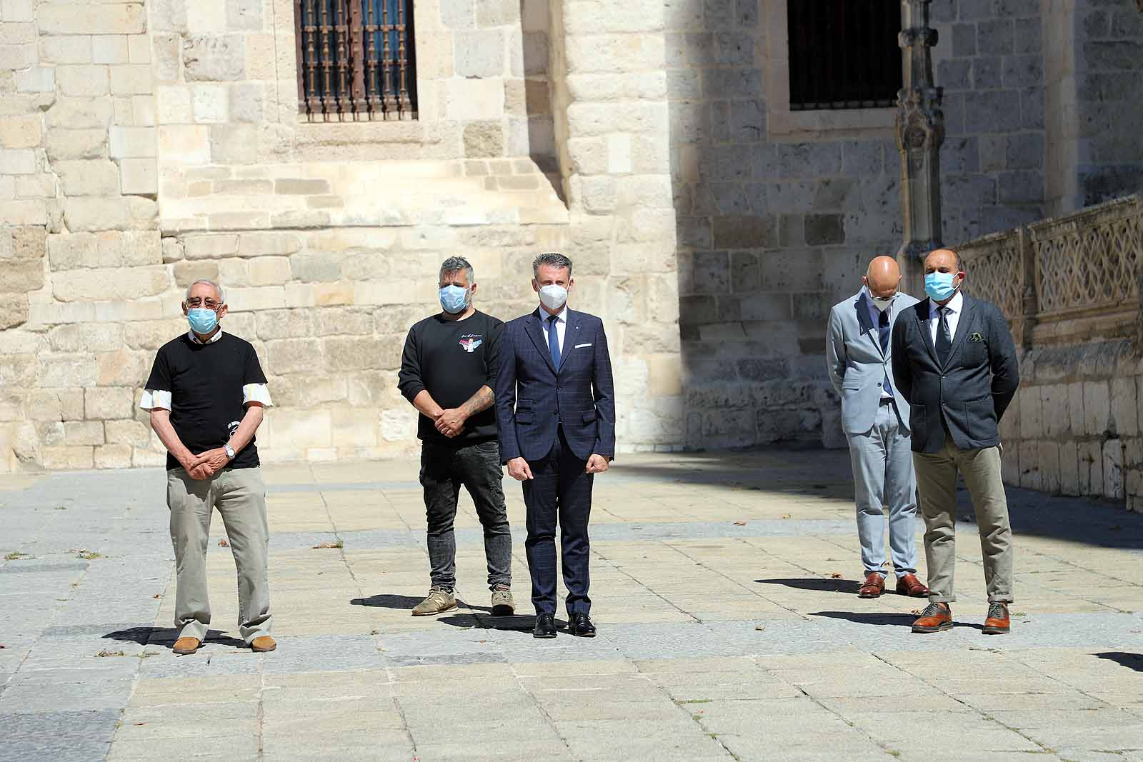 Fotos: Las Federaciones de Hostelería y Comercio homenajean a las víctimas de pandemia