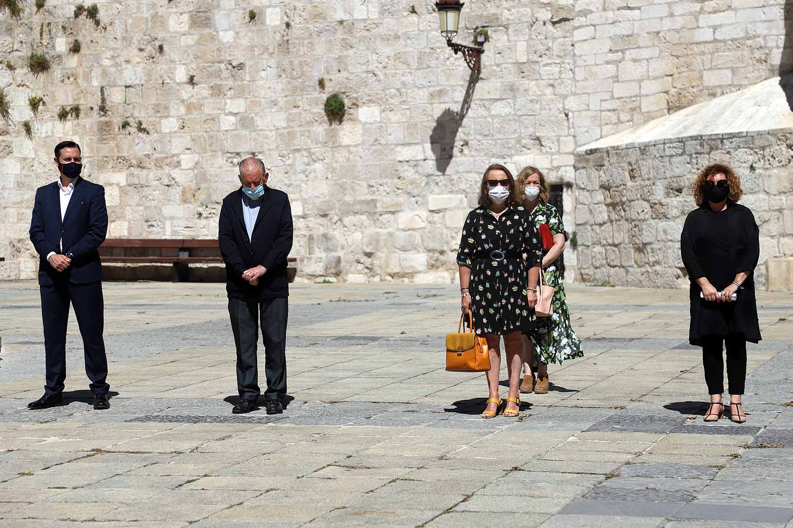 Fotos: Las Federaciones de Hostelería y Comercio homenajean a las víctimas de pandemia