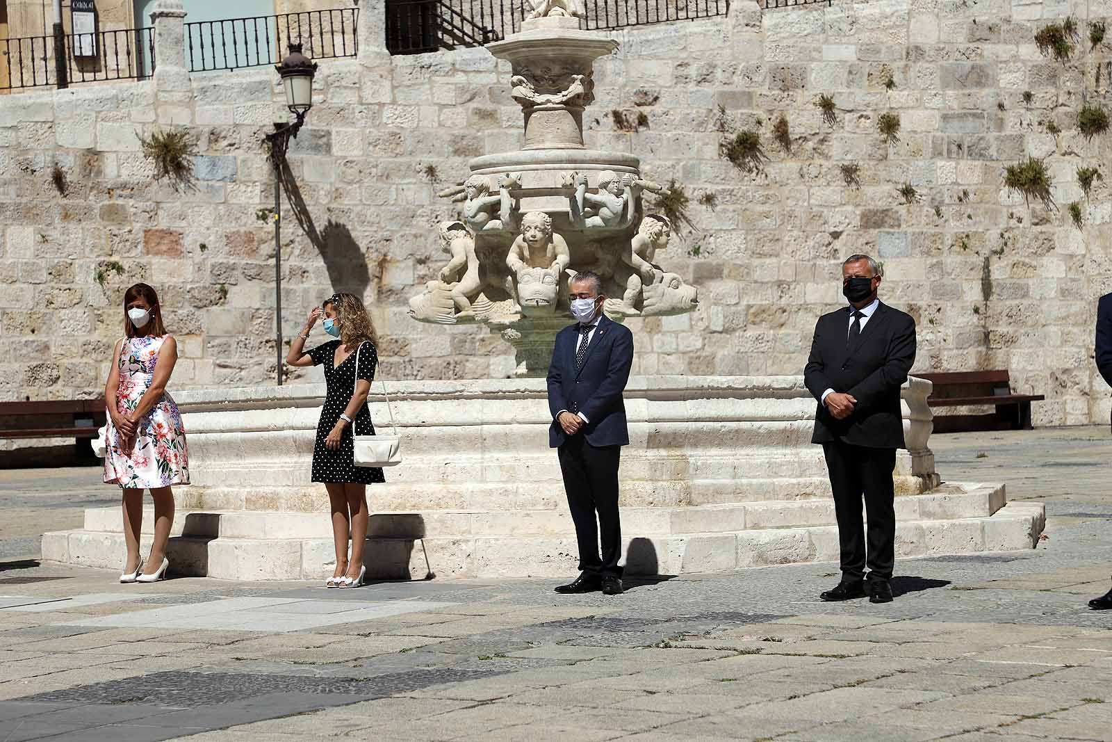 Fotos: Las Federaciones de Hostelería y Comercio homenajean a las víctimas de pandemia