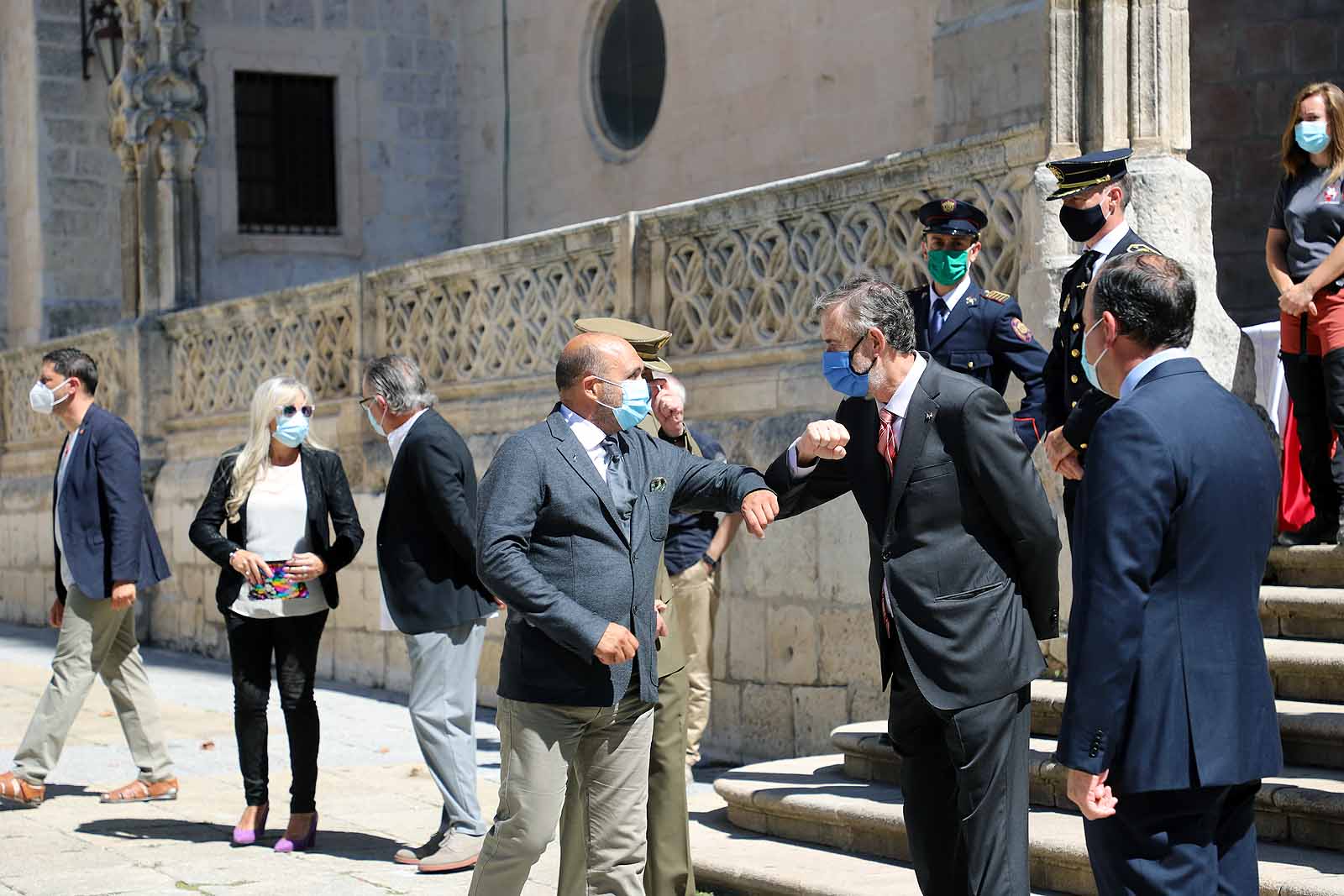 Fotos: Las Federaciones de Hostelería y Comercio homenajean a las víctimas de pandemia