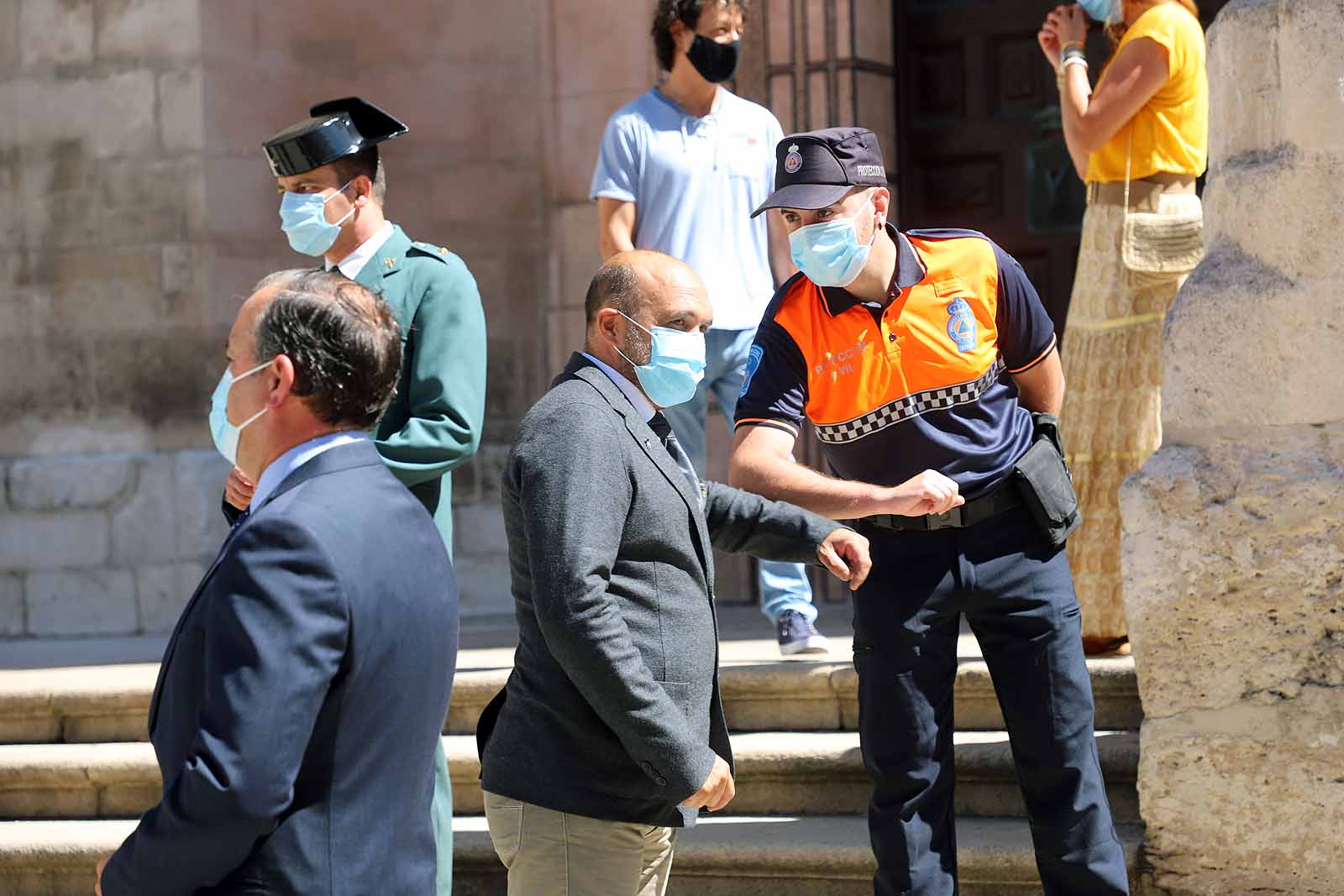 Fotos: Las Federaciones de Hostelería y Comercio homenajean a las víctimas de pandemia