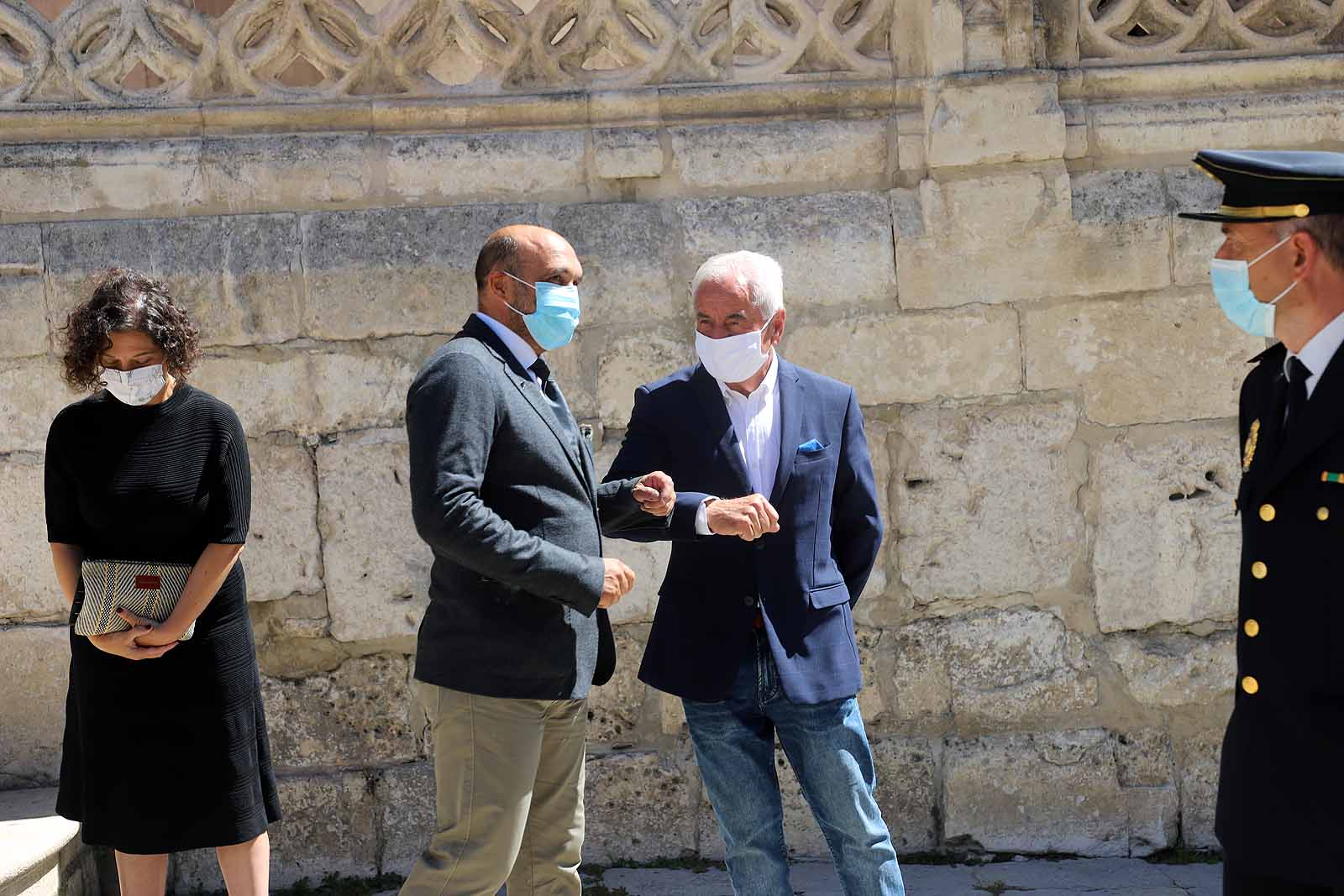 Fotos: Las Federaciones de Hostelería y Comercio homenajean a las víctimas de pandemia