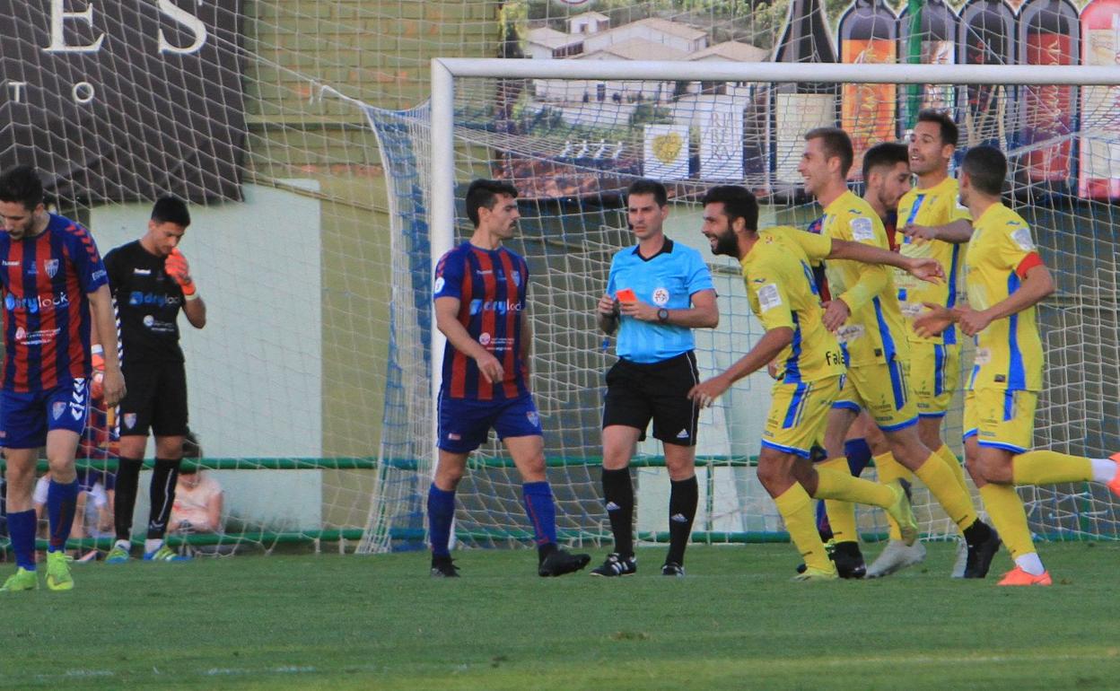 Imagen del último choque entre la Arandina y la Segoviana. 