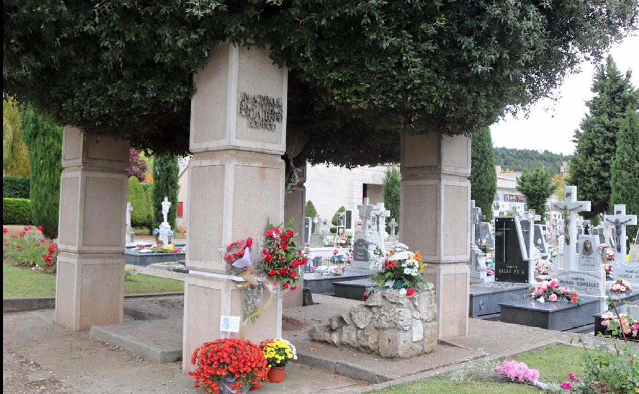 Imagen del monumento levantado en el Cementerio de San José en recuerdo de las víctimas.