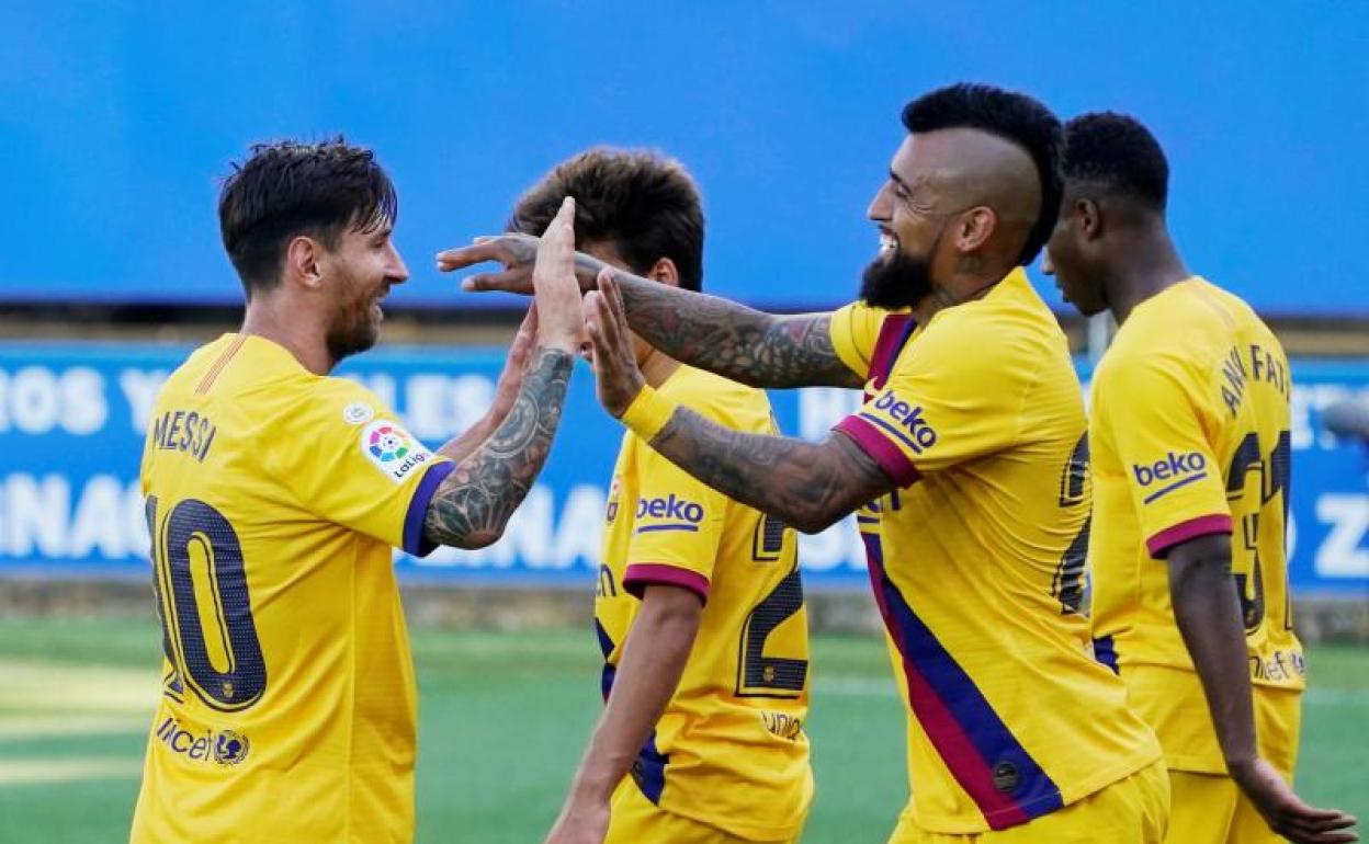 Messi recibe la felicitación de Arturo Vidal tras marcar uno de sus dos goles al Alavés. 