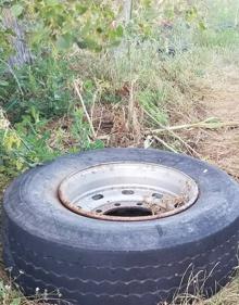 Imagen secundaria 2 - Ruedas de camión arrojadas en un camino cerca del barrio de Villatoro. 