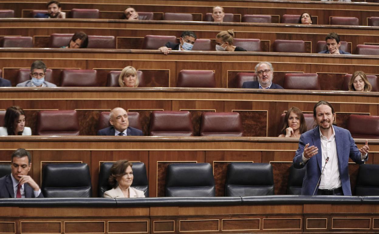 Pablo Iglesias habla junto a Carmen Calvo y Pedro Sánchez. 