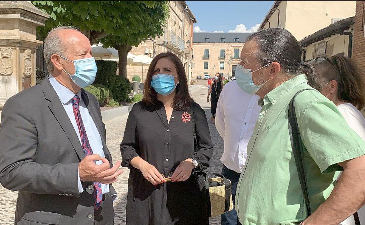 El ministro de Justicia, Juan Carlos Campo (i), en su visita a Lerma junto a Esther Peña, secretaria general del PSOE en Burgos, y Miguel Ángel Rojo, alcalde de Lerma. 