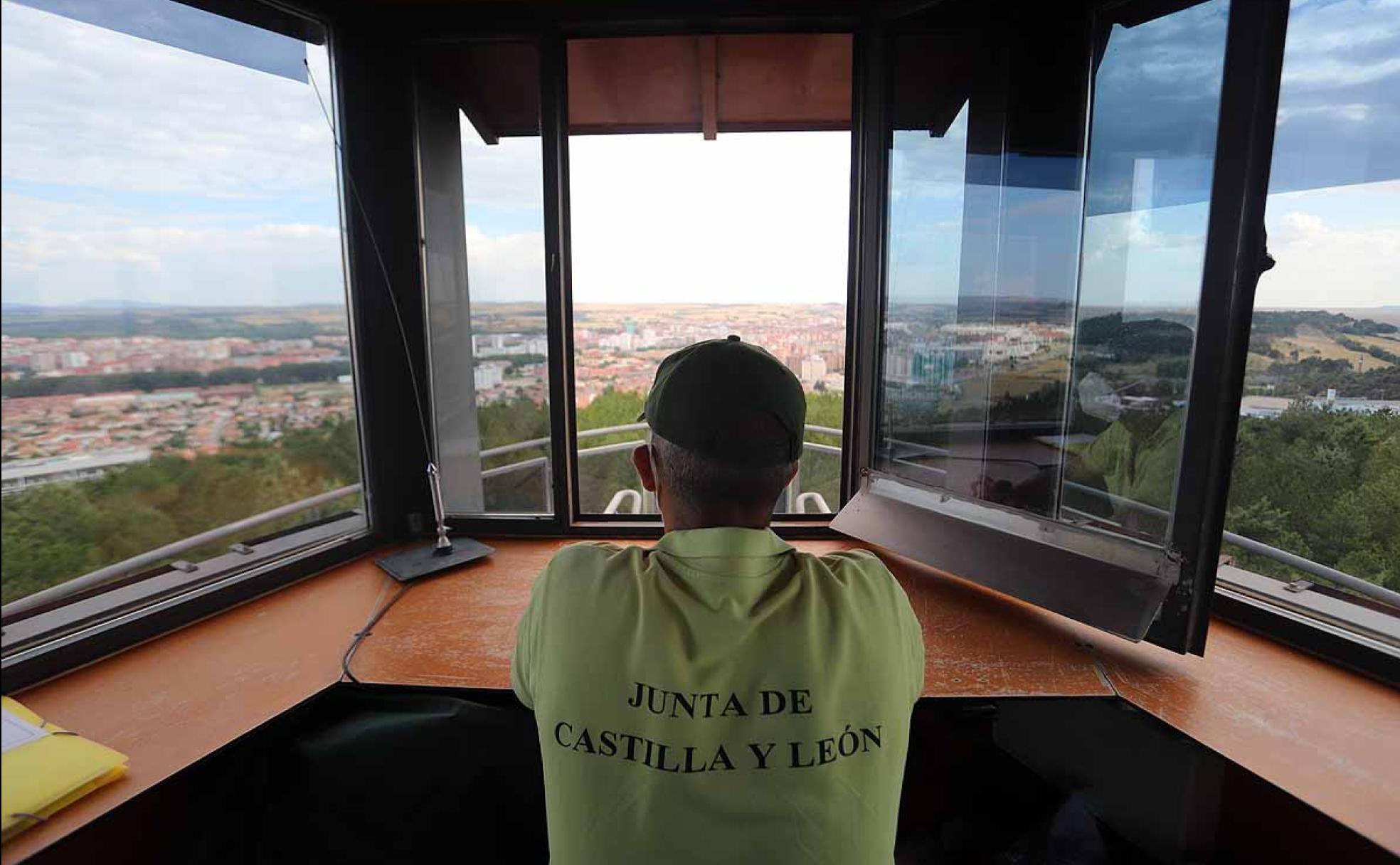 El vigilante de la torreta de El Grajo, en Burgos, en su puesto de trabajo. 