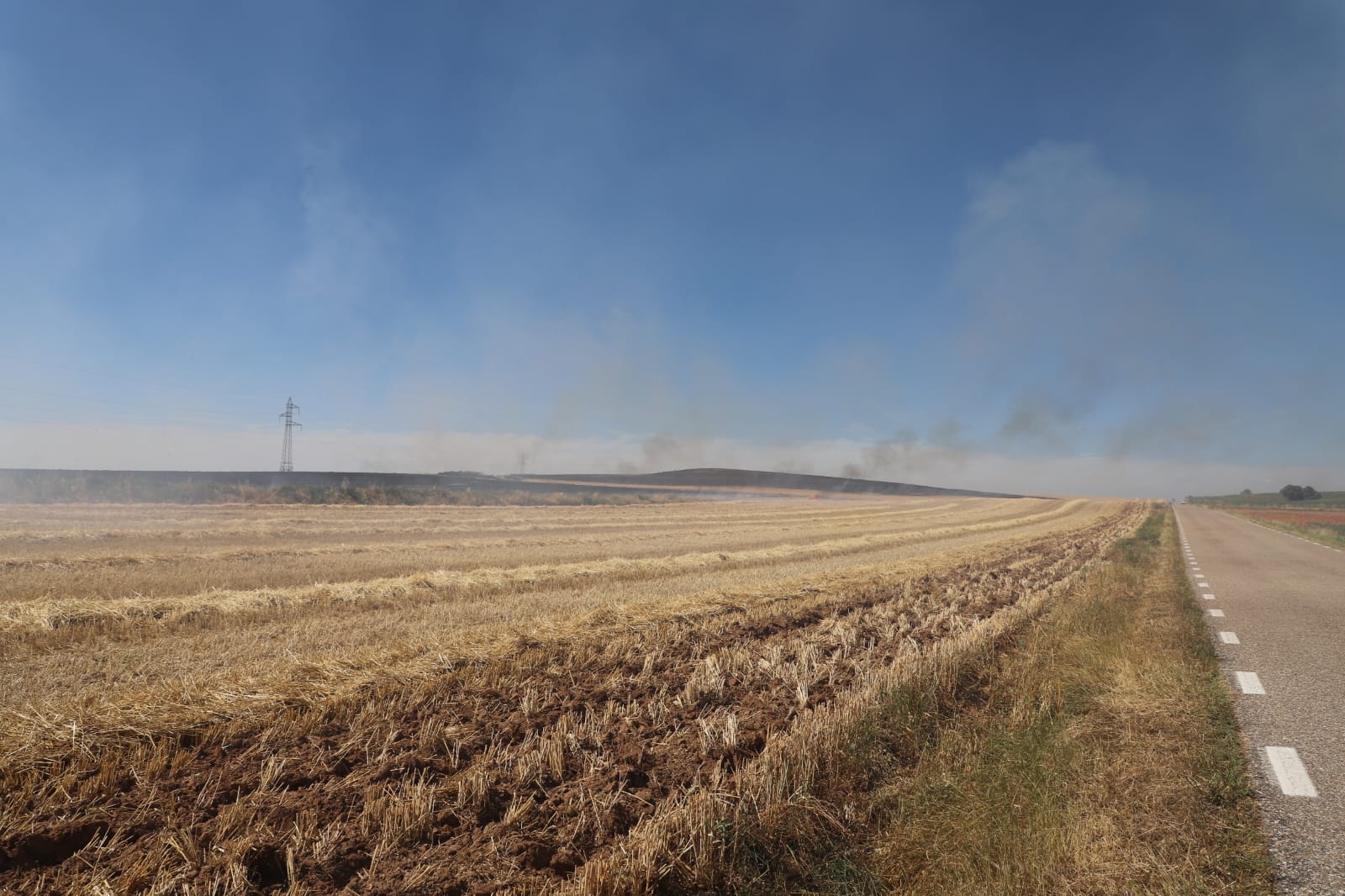 Fotos: Las llamas devoran una gran zona de terreno agrícola entre Arcos y Villangómez