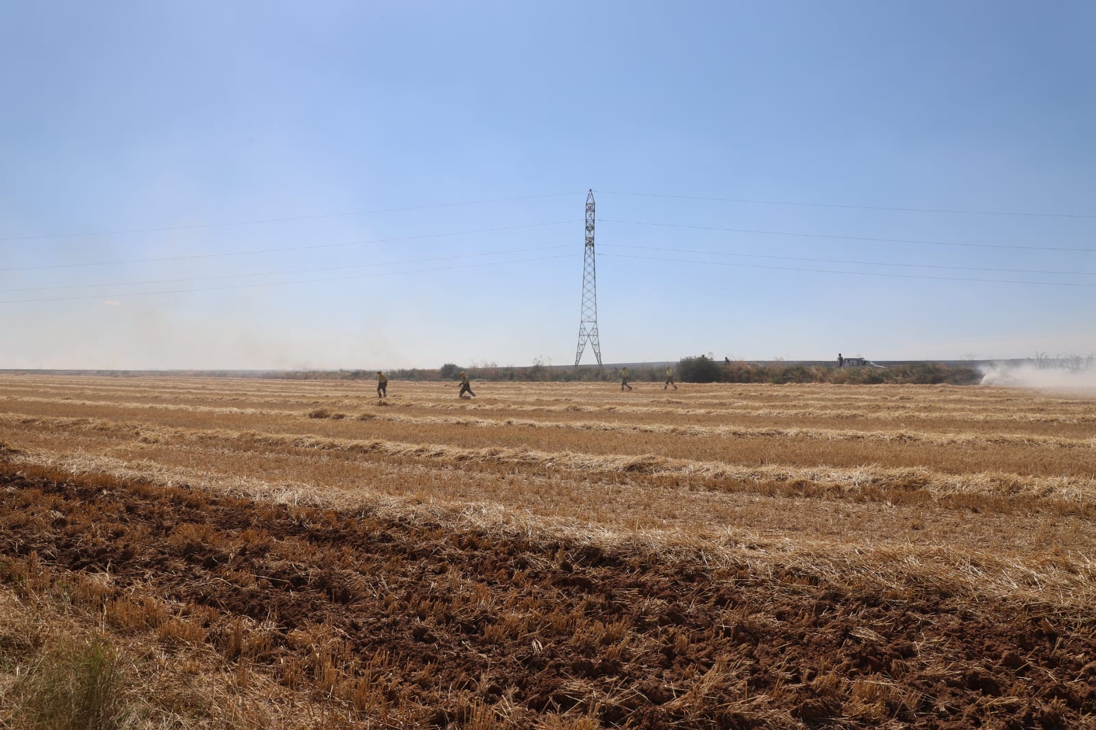 Fotos: Las llamas devoran una gran zona de terreno agrícola entre Arcos y Villangómez