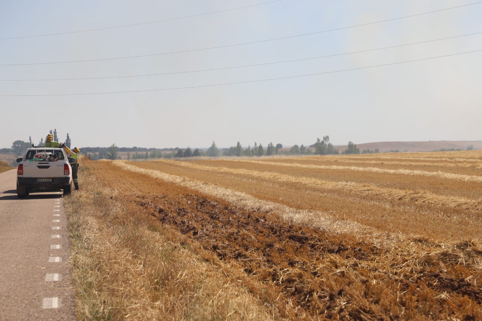 Fotos: Las llamas devoran una gran zona de terreno agrícola entre Arcos y Villangómez