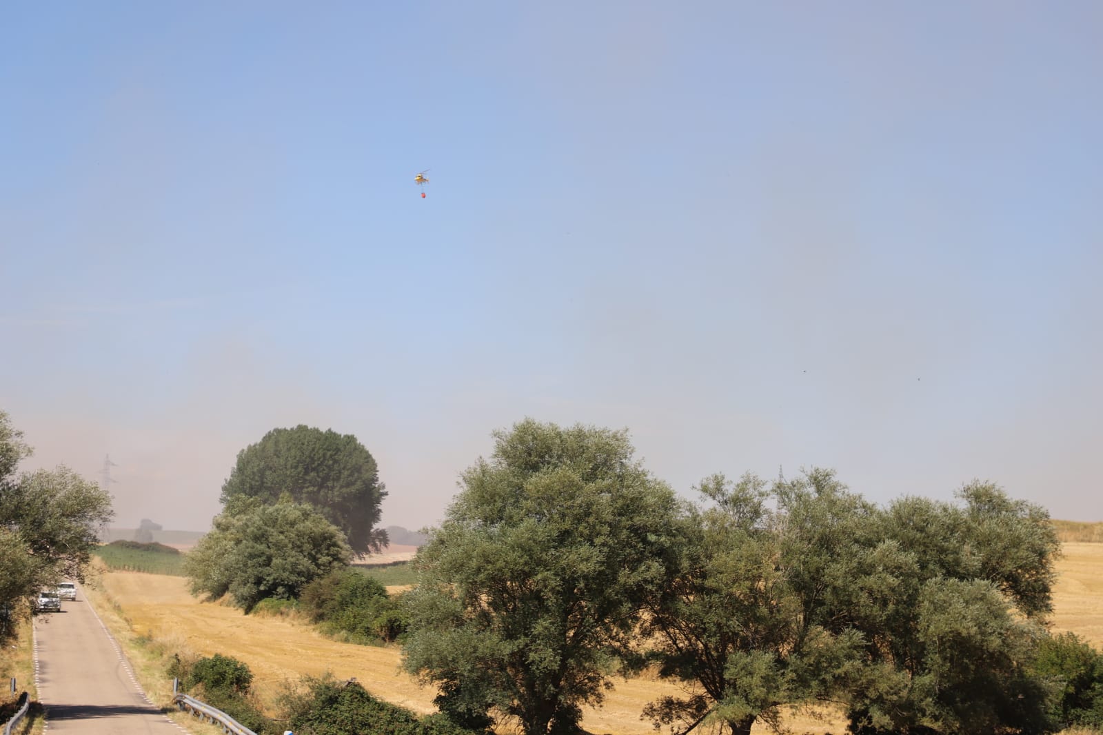 Fotos: Las llamas devoran una gran zona de terreno agrícola entre Arcos y Villangómez