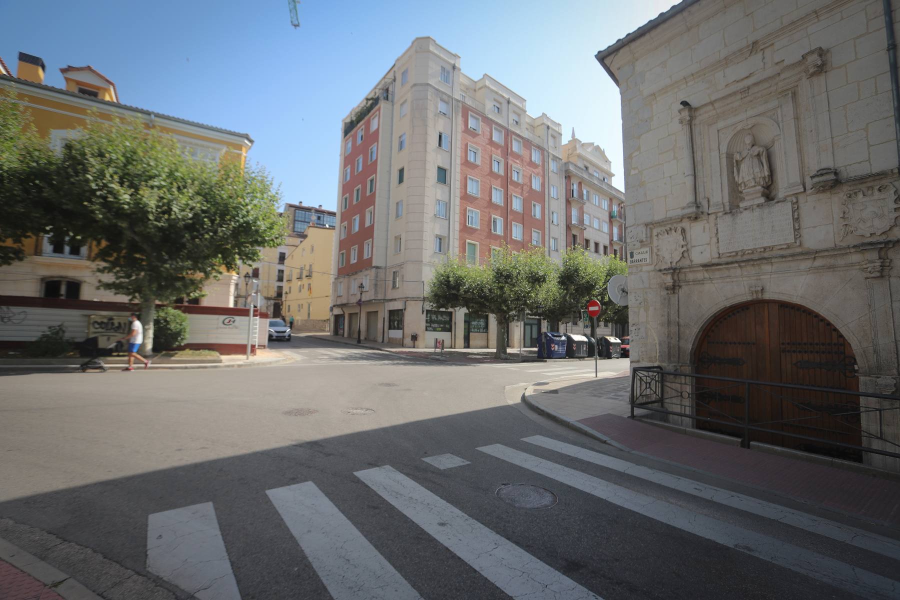 La antigua puerta de Barrantes se situaba aproximadamente en el cruce de la calle Barrantes y el Paseo de los Cubos, en las cercanías de la iglesia de Santa Águeda.