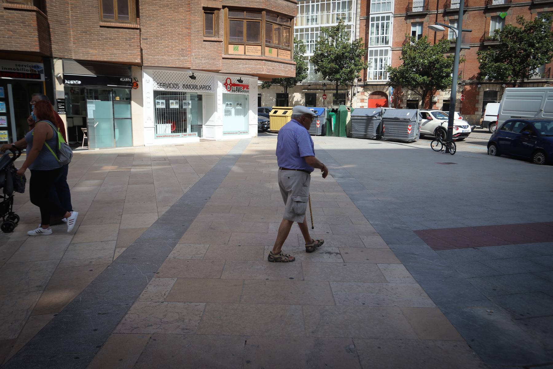 También el dibujo del pavimento en el inicio de la Avenida del Cid recuerda por dónde pasaba la muralla antigua.