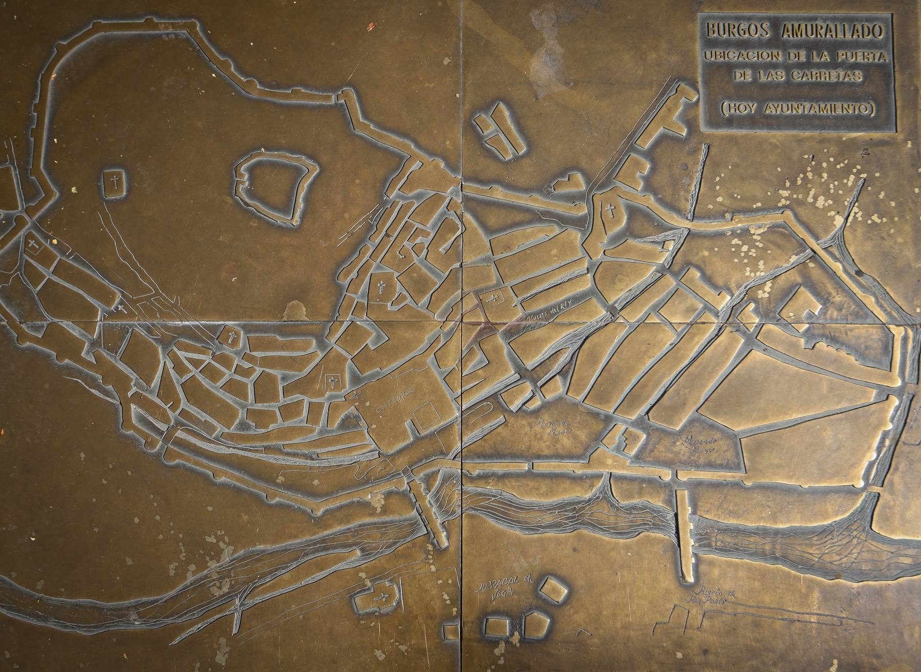 La muralla protegía la ciudad antigua, aunque algunas zonas, como el barrio de Vega o los monasterios de San Juan y San Pablo se ubicaban extramuros. Una placa en El Espolón recuerda la configuración urbana medieval.