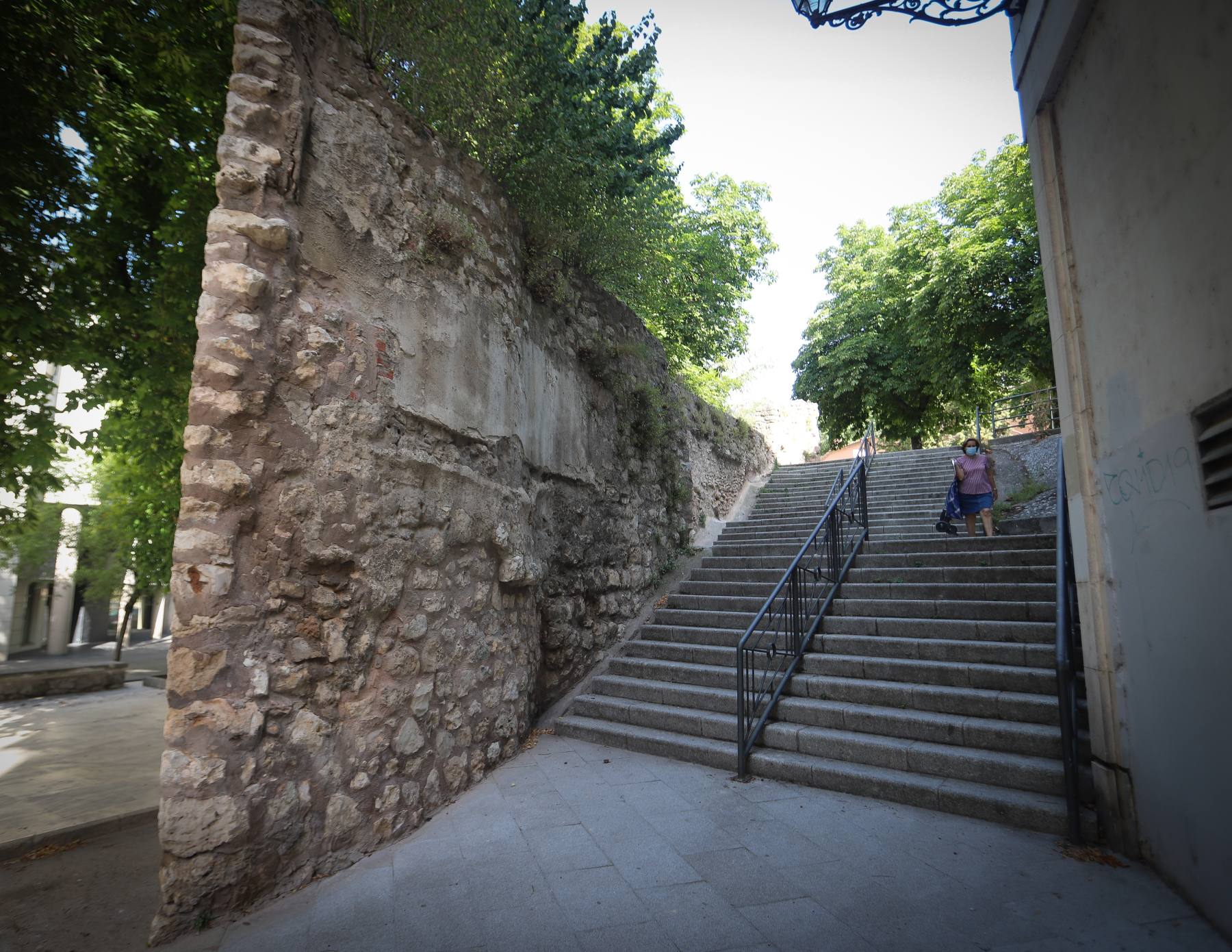 Casi la mitad de las antiguas murallas de la ciudad siguen en pie. 