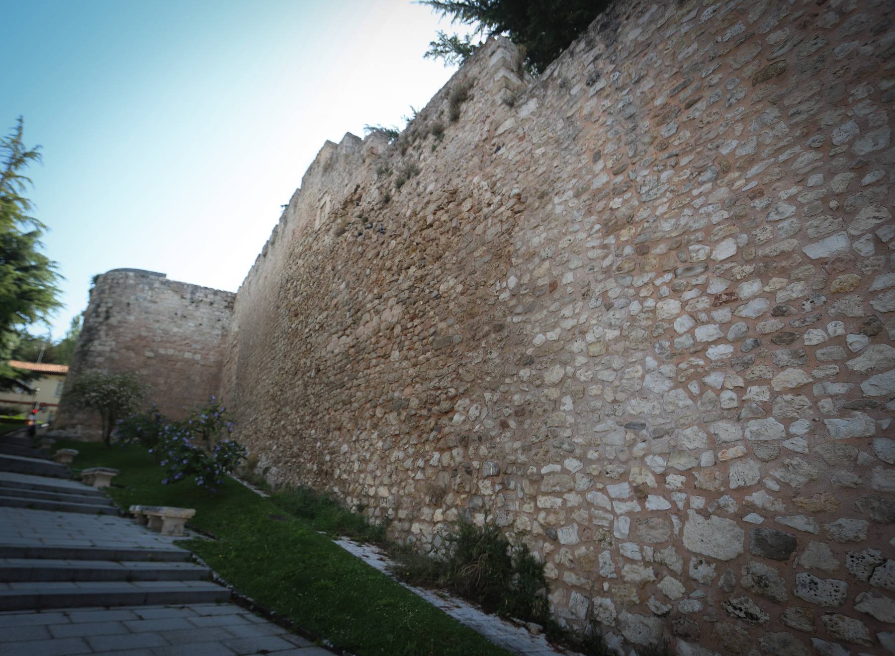 Casi la mitad de las antiguas murallas de la ciudad siguen en pie. 