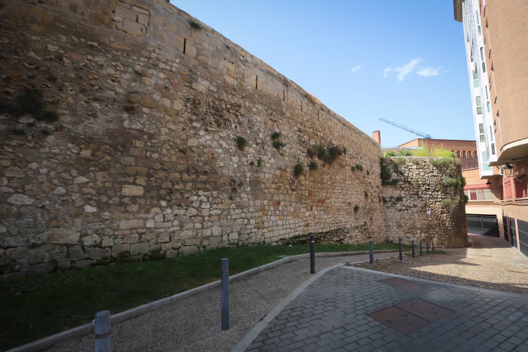 Casi la mitad de las antiguas murallas de la ciudad siguen en pie. 