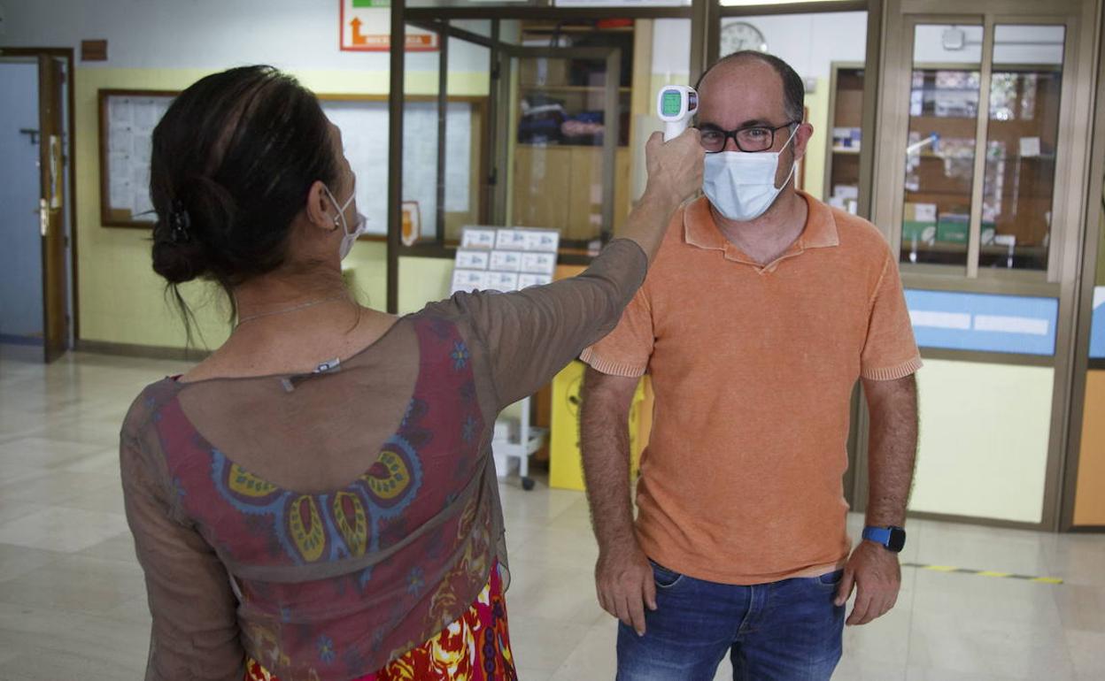 La toma de la temperatura es una de las medidas de seguridad para controlar a la covid. 