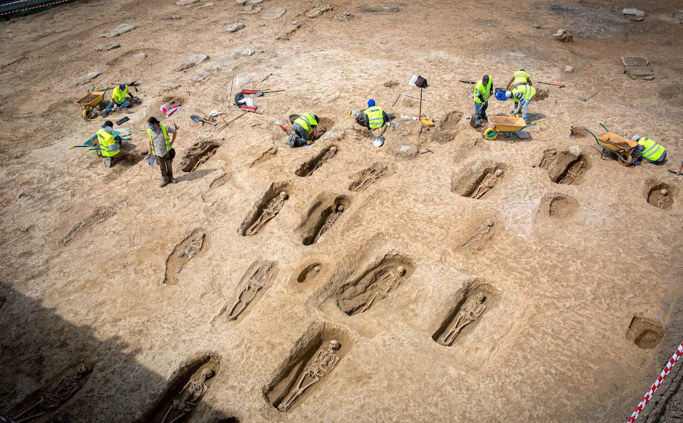 Fotos: Las obras de la A-12 han permitido descubrir una necrópolis en Grañón (La Rioja)