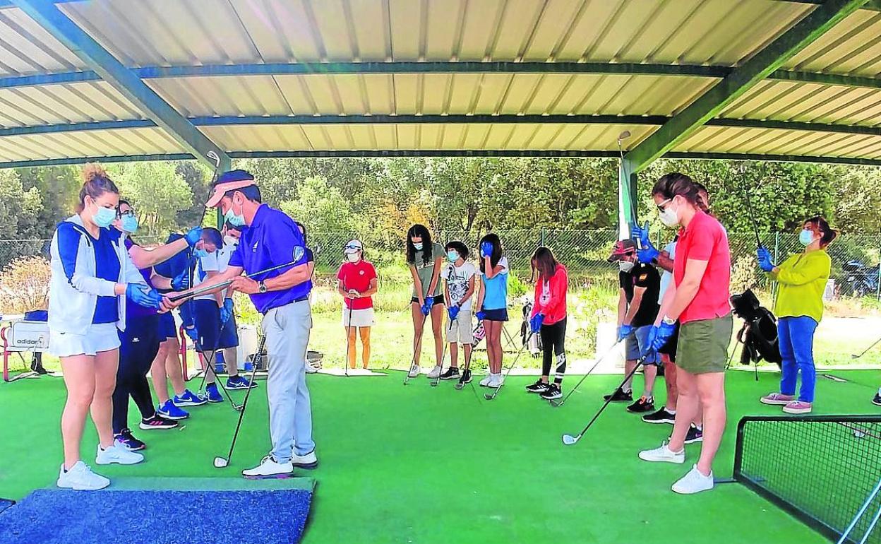 Carlos Velasco, como monitor de golf. 