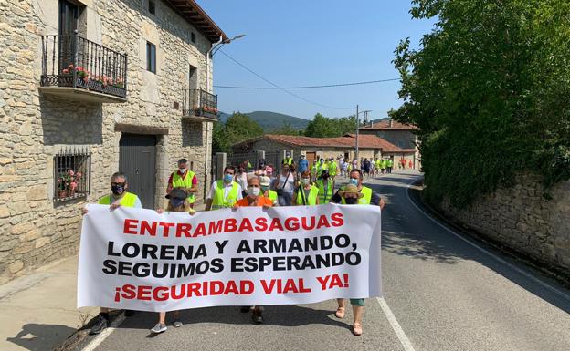 Vecinos de Entrambasaguas exigen mejoras en la travesía de la localidad