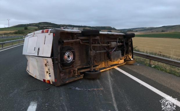 Imagen de la furgoneta accidentada.