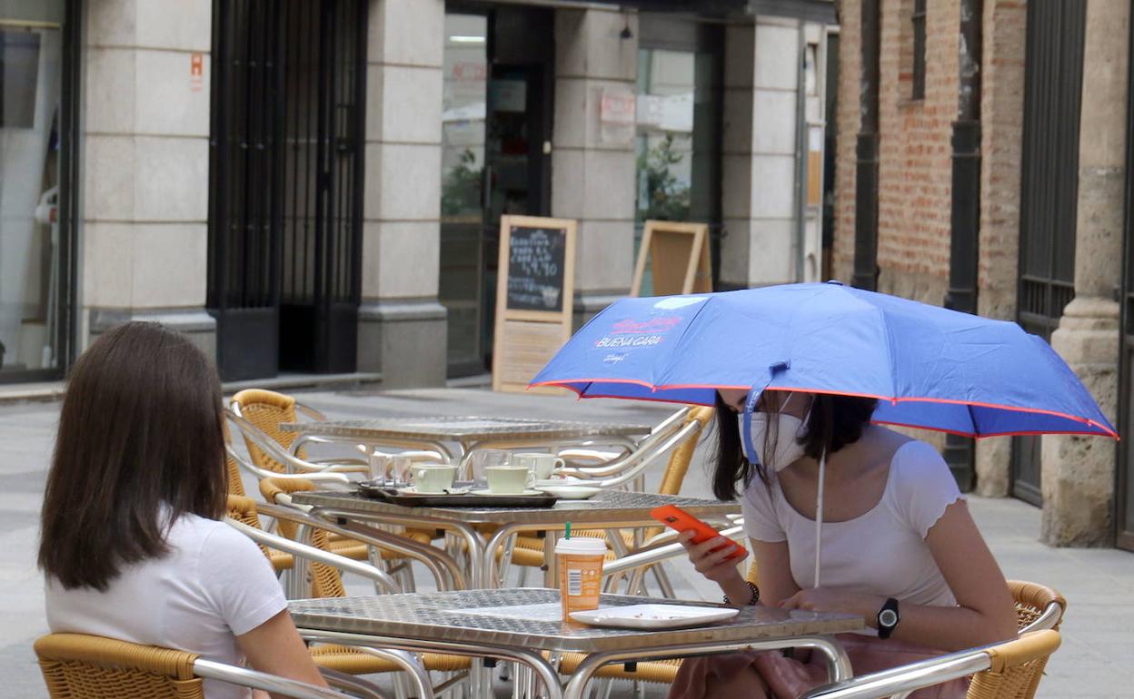 Una pareja tomando algo en una terraza de Valladolid. 